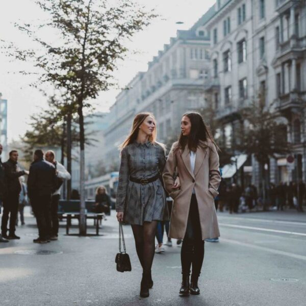 KAIA UND INES AN DER BAHNHOFSTRASSE, ZÜRICH