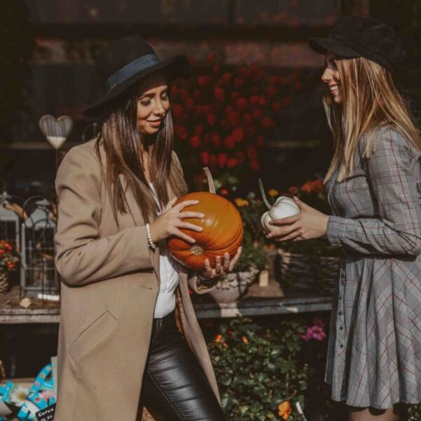 KAIA UND INES AN DER BAHNHOFSTRASSE, ZÜRICH