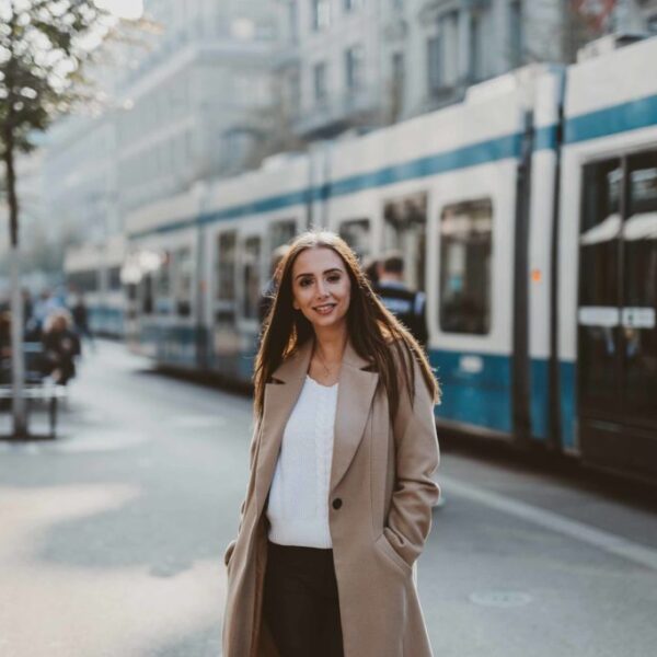 KAIA UND INES AN DER BAHNHOFSTRASSE, ZÜRICH