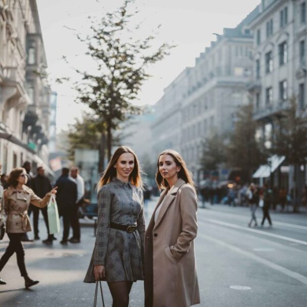 KAIA UND INES AN DER BAHNHOFSTRASSE, ZÜRICH