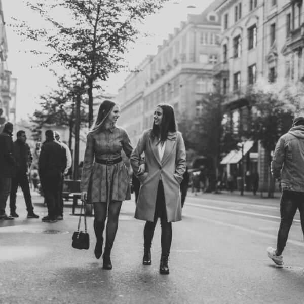 KAIA UND INES AN DER BAHNHOFSTRASSE, ZÜRICH